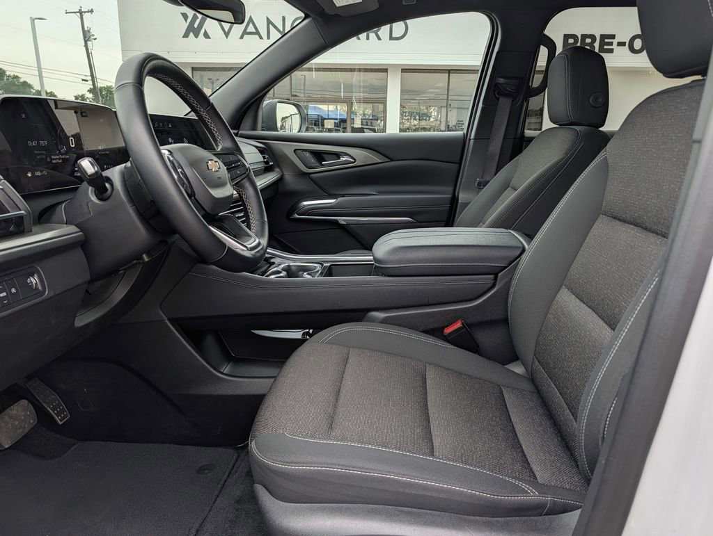 Used 2025 Chevrolet Traverse LT image 26