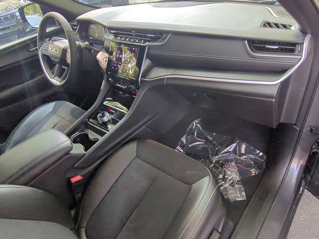 Certified 2025 Jeep Grand Cherokee Altitude AWD/4WD image 37