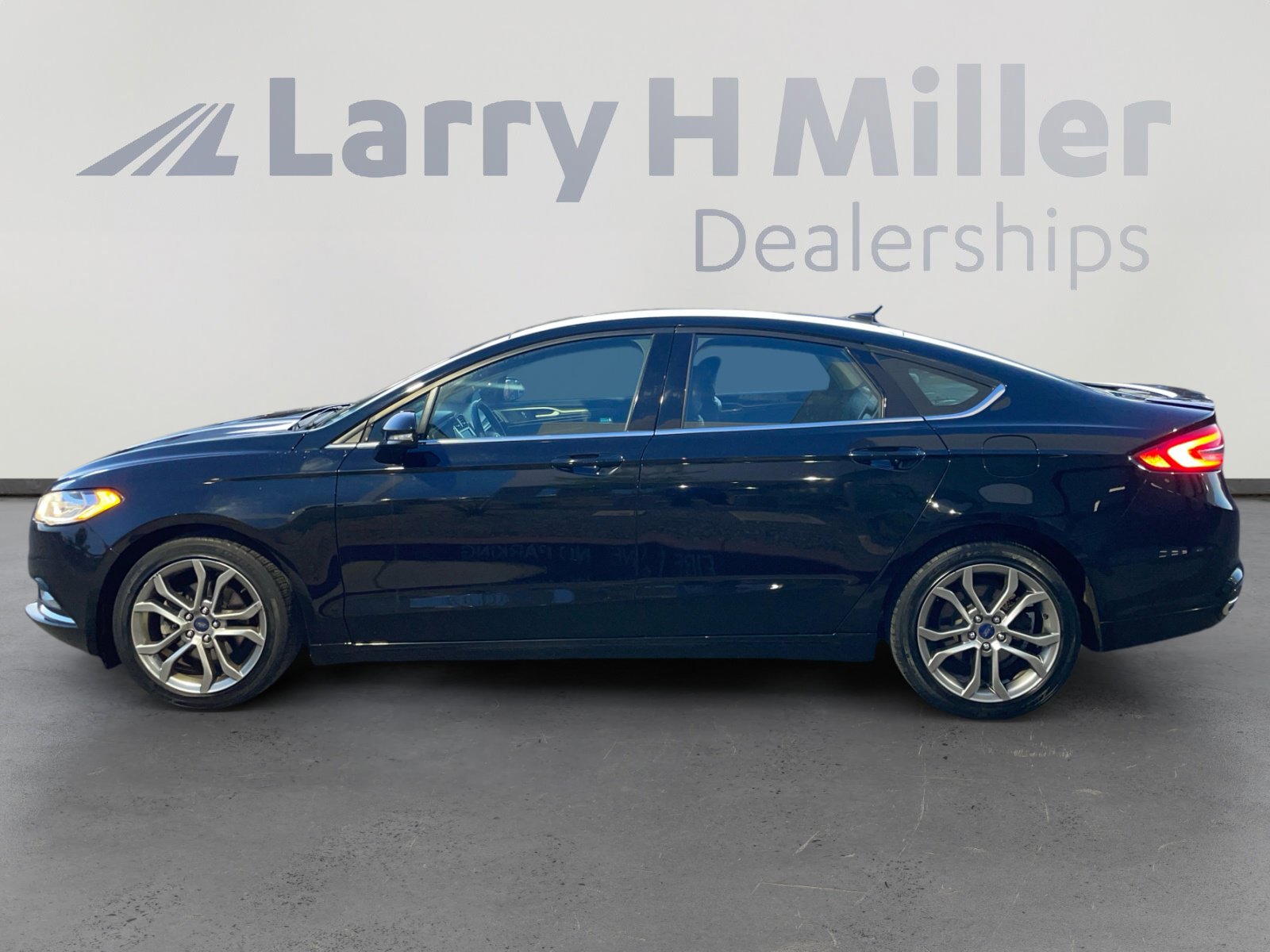 Used 2017 Ford Fusion SE w/ Equipment Group 201A AWD/4WD image 2