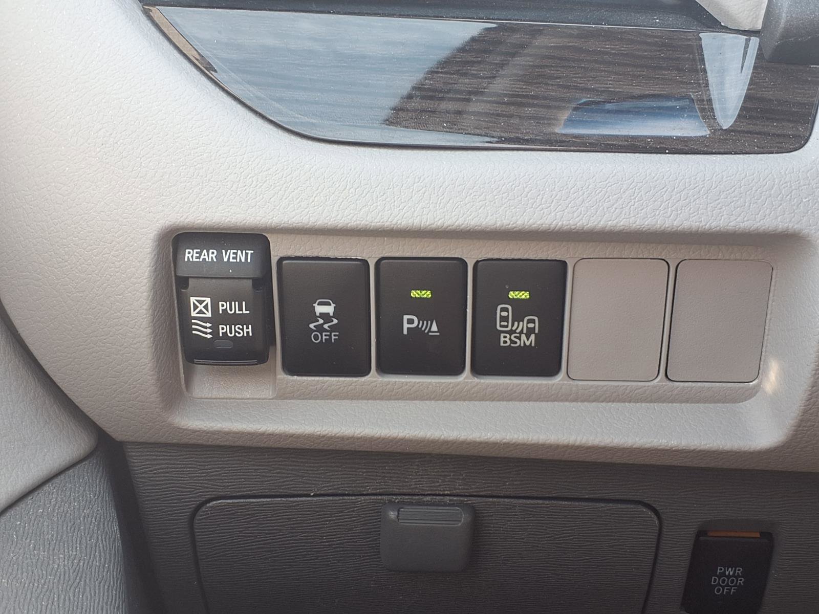 Used 2017 Toyota Sienna XLE Premium FWD image 11