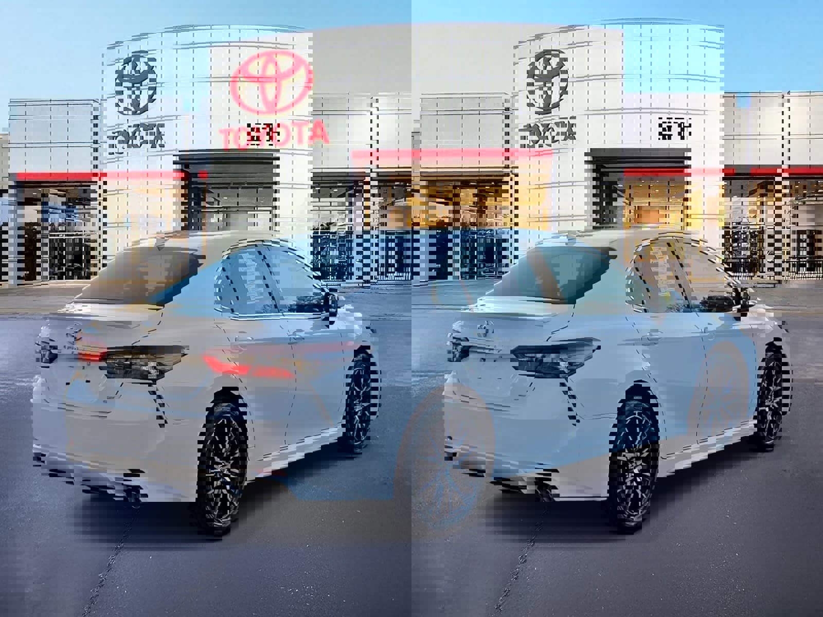 Used 2024 Toyota Camry SE image 5