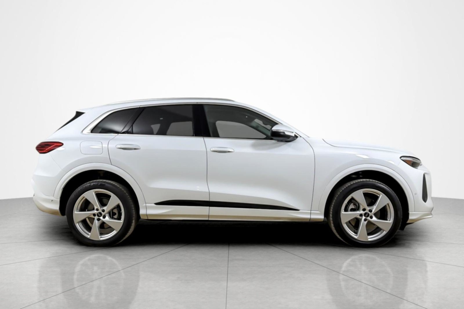 Used 2025 Audi Q5 Premium Plus w/ Premium Plus AWD/4WD image 6