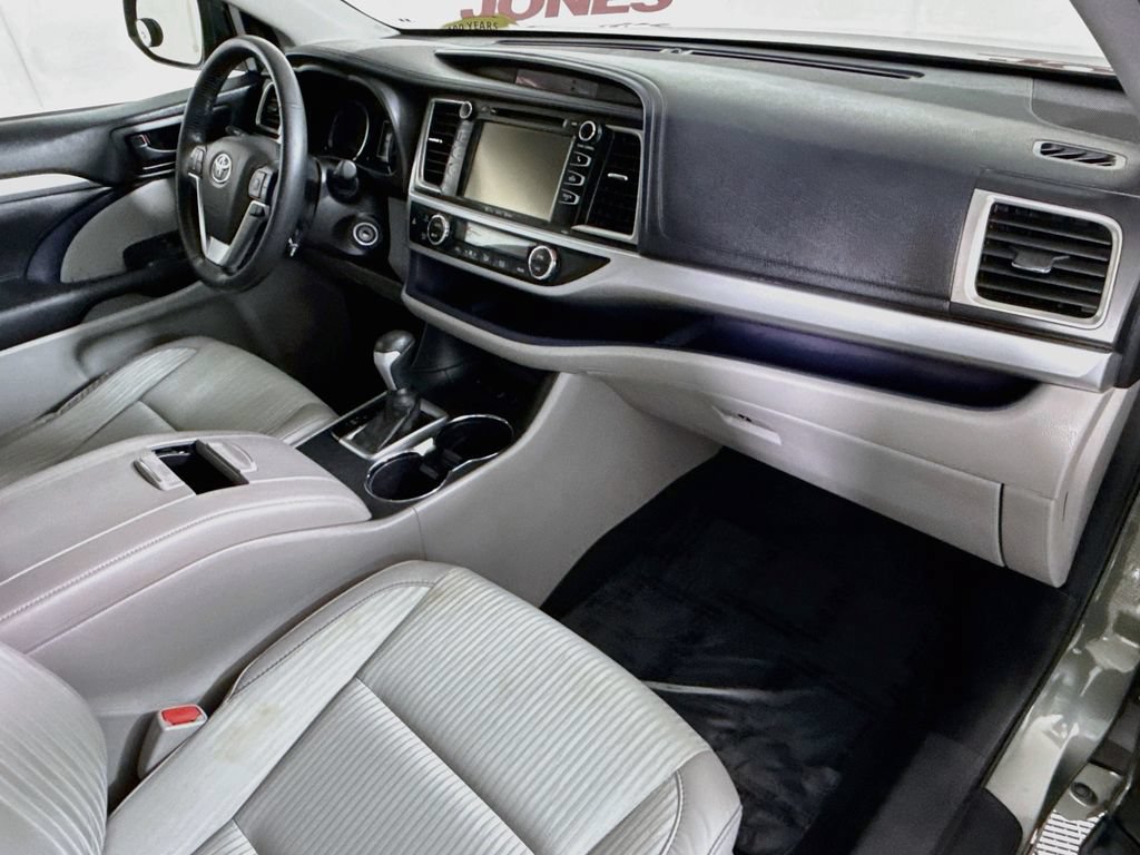 Certified 2018 Toyota Highlander Plus AWD/4WD image 32