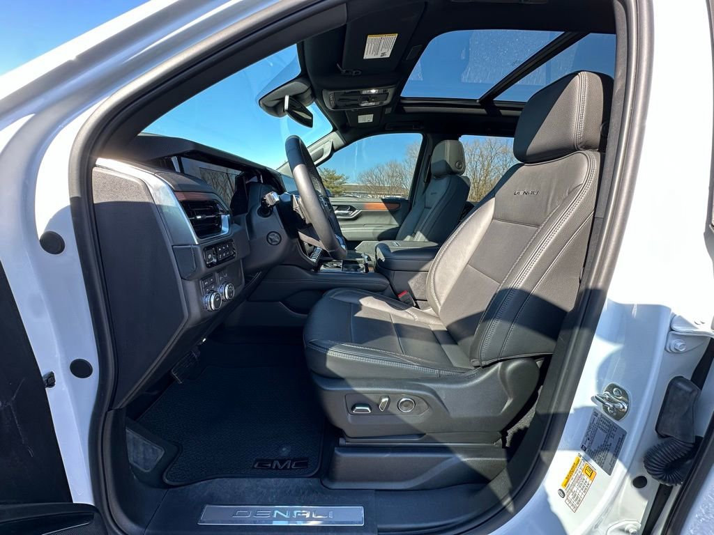 Used 2025 GMC Yukon Denali w/ Sun & Power Step Package image 2
