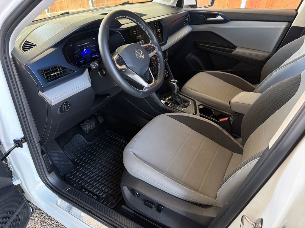Used 2024 Volkswagen Taos SE w/ Black Wheel Package image 2