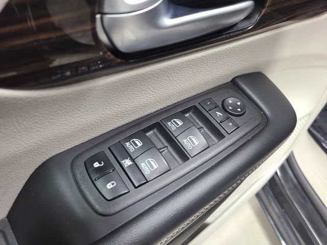 Used 2023 Chrysler Pacifica Limited FWD image 24