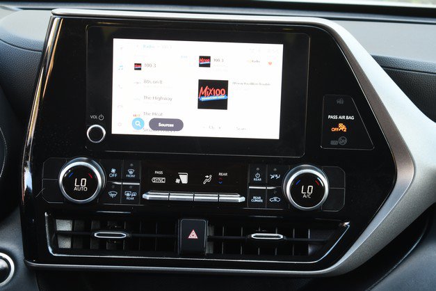 Used 2025 Toyota Highlander LE AWD/4WD image 19
