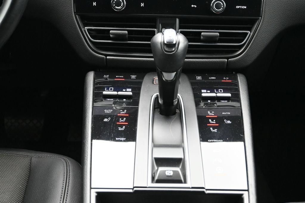 Certified 2022 Porsche Macan AWD/4WD image 23