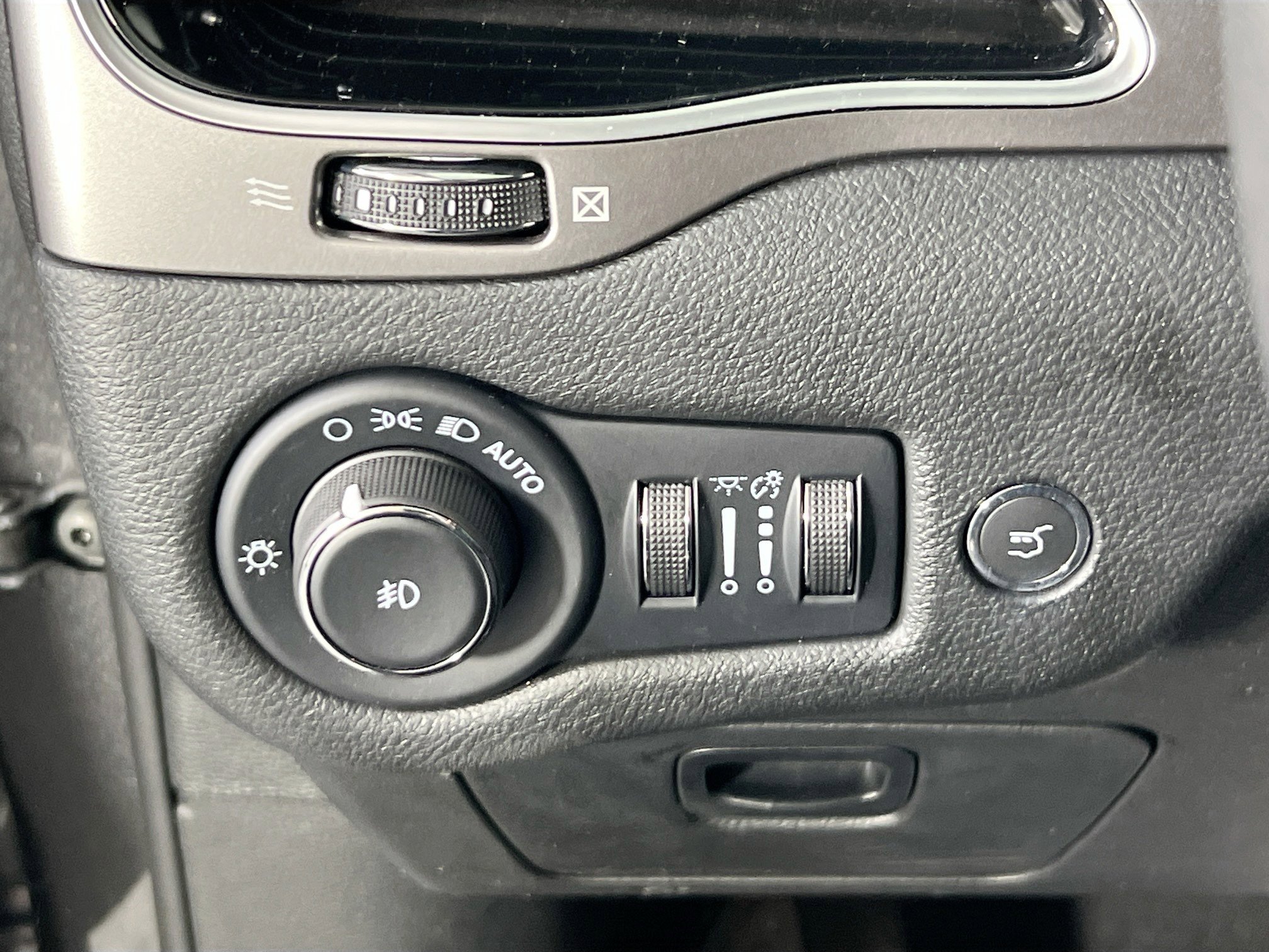 Used 2022 Jeep Cherokee Limited AWD/4WD image 10