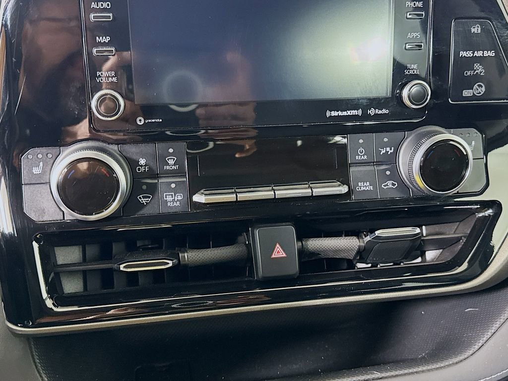 Used 2021 Toyota Highlander XLE AWD/4WD image 14
