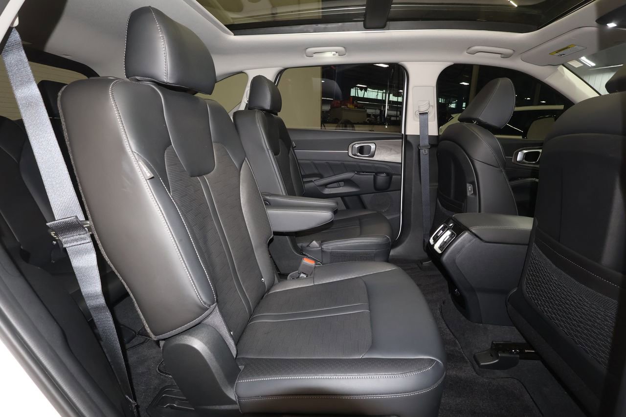 Used 2025 Kia Sorento SX image 27