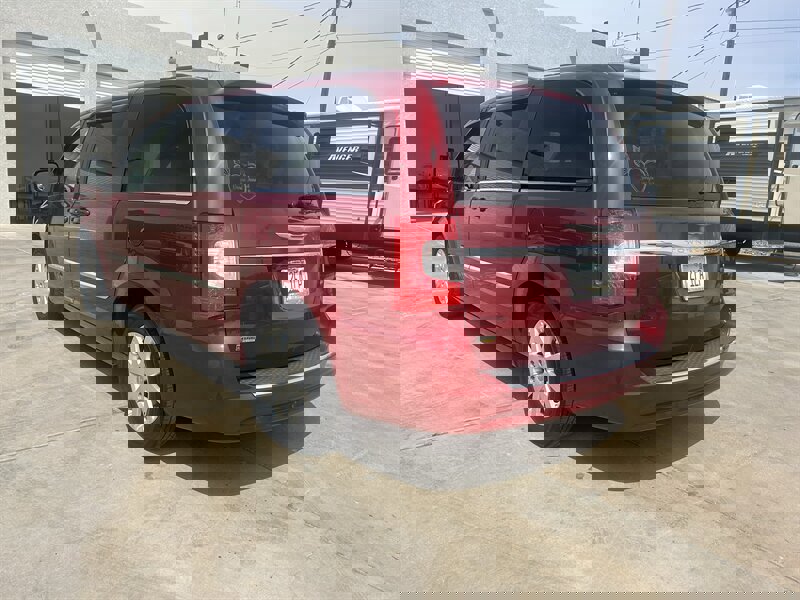 Used 2016 Chrysler Town & Country Touring image 5