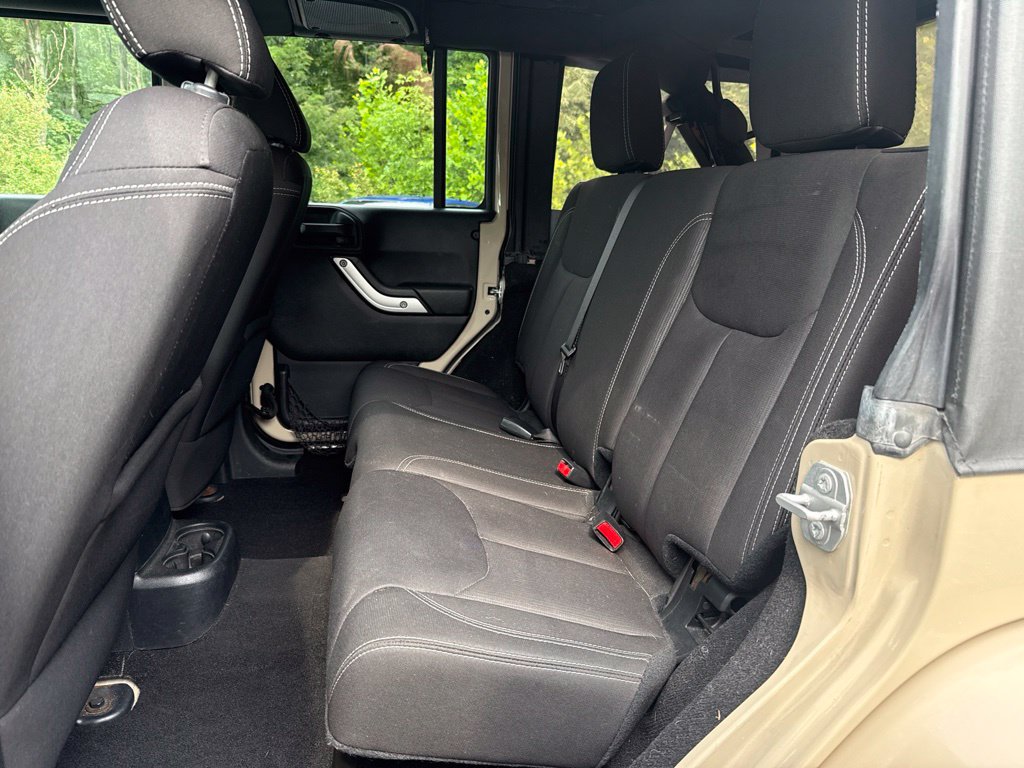Used 2016 Jeep Wrangler Unlimited Sahara w/ Connectivity Group AWD/4WD image 28