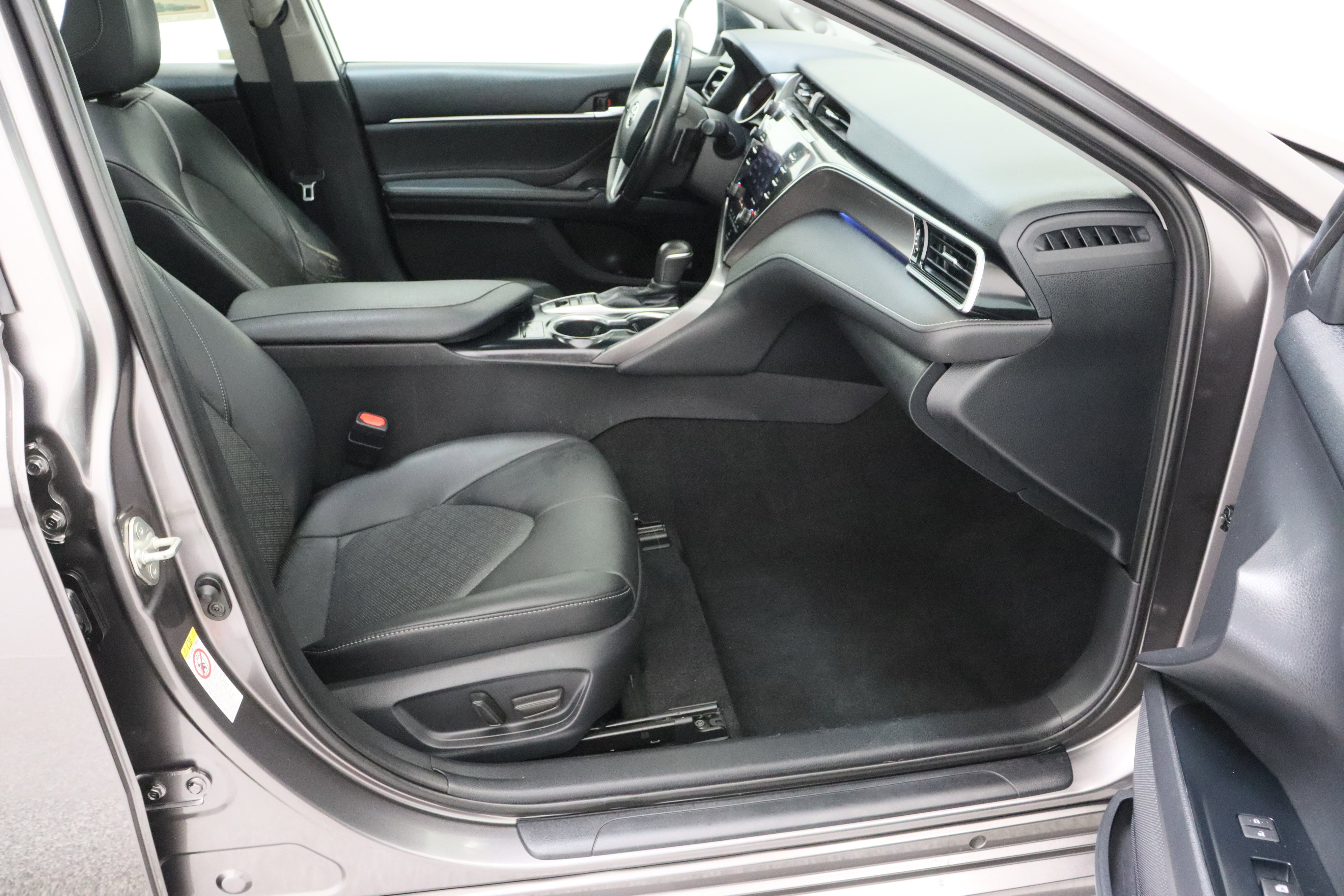 Used 2018 Toyota Camry XSE image 39