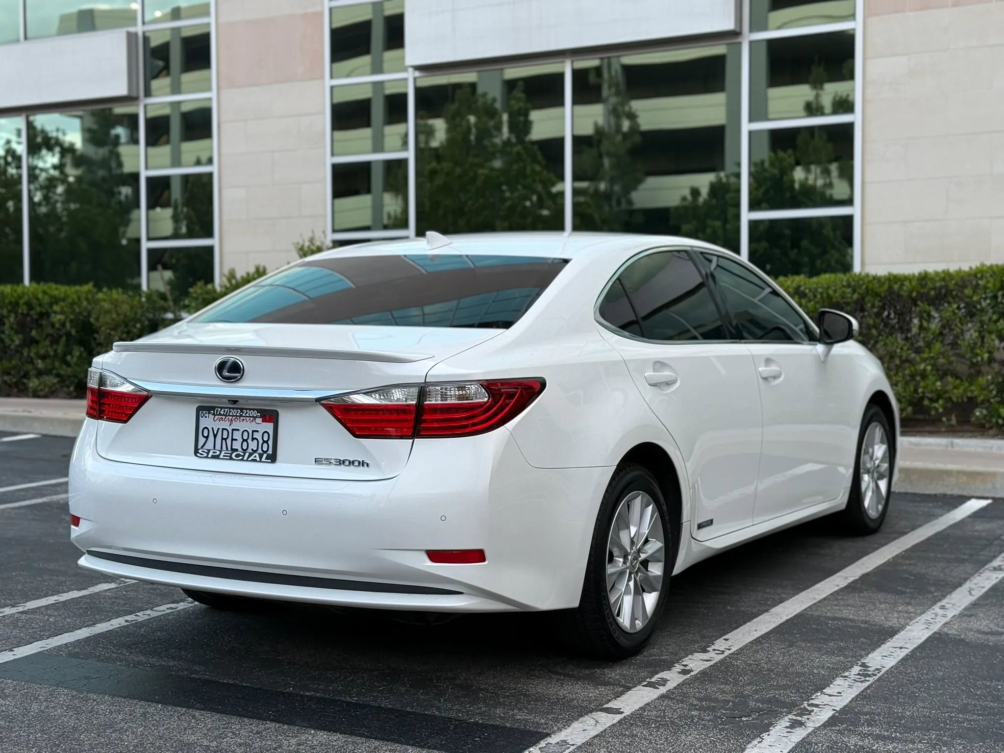 Used 2015 Lexus ES 300h w/ Navigation System Package FWD image 4