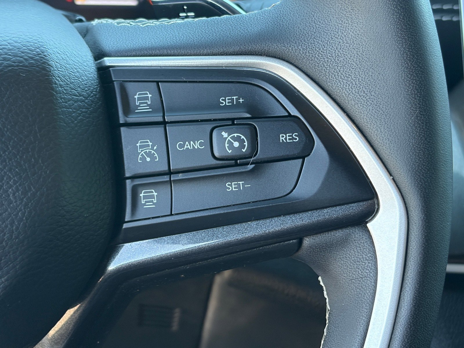 Used 2023 Jeep Grand Cherokee L Laredo AWD/4WD image 22