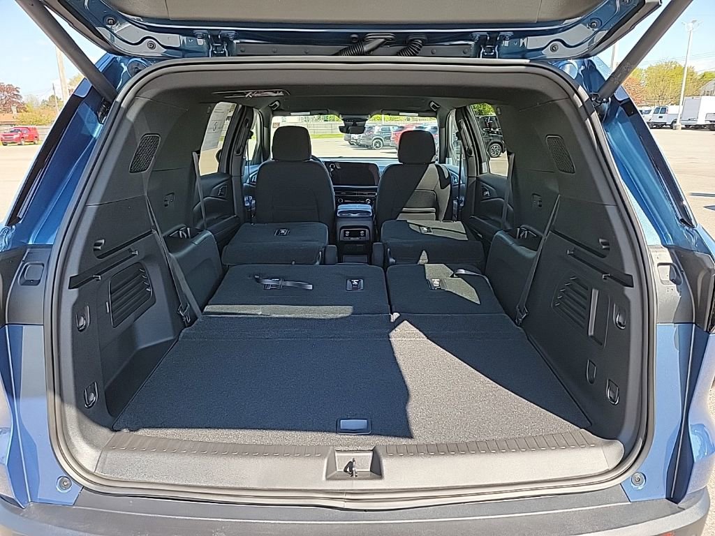 New 2026 Chevrolet Traverse LT w/ Driver Confidence Package AWD/4WD image 16