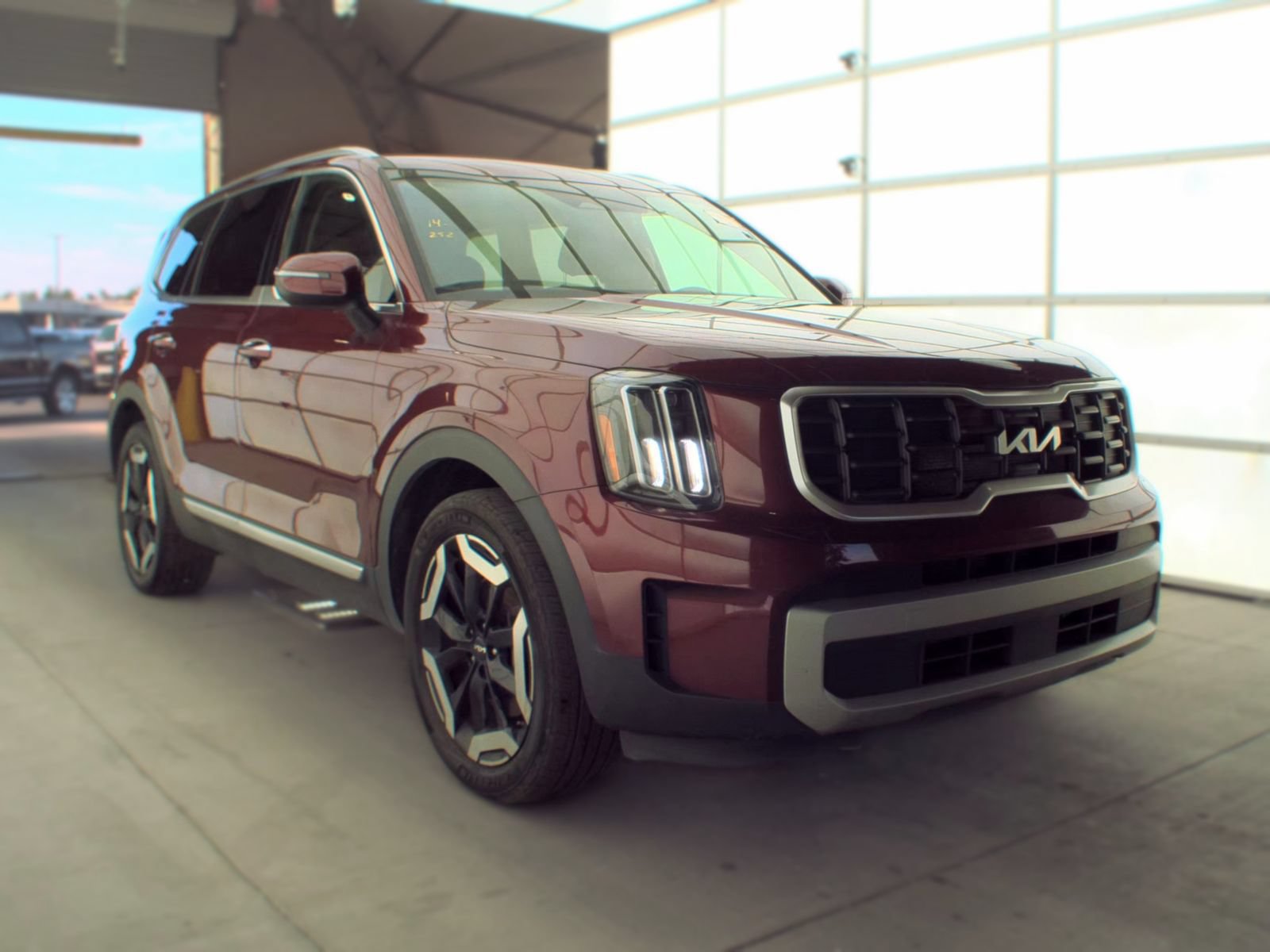 Used 2023 Kia Telluride S AWD/4WD image 2