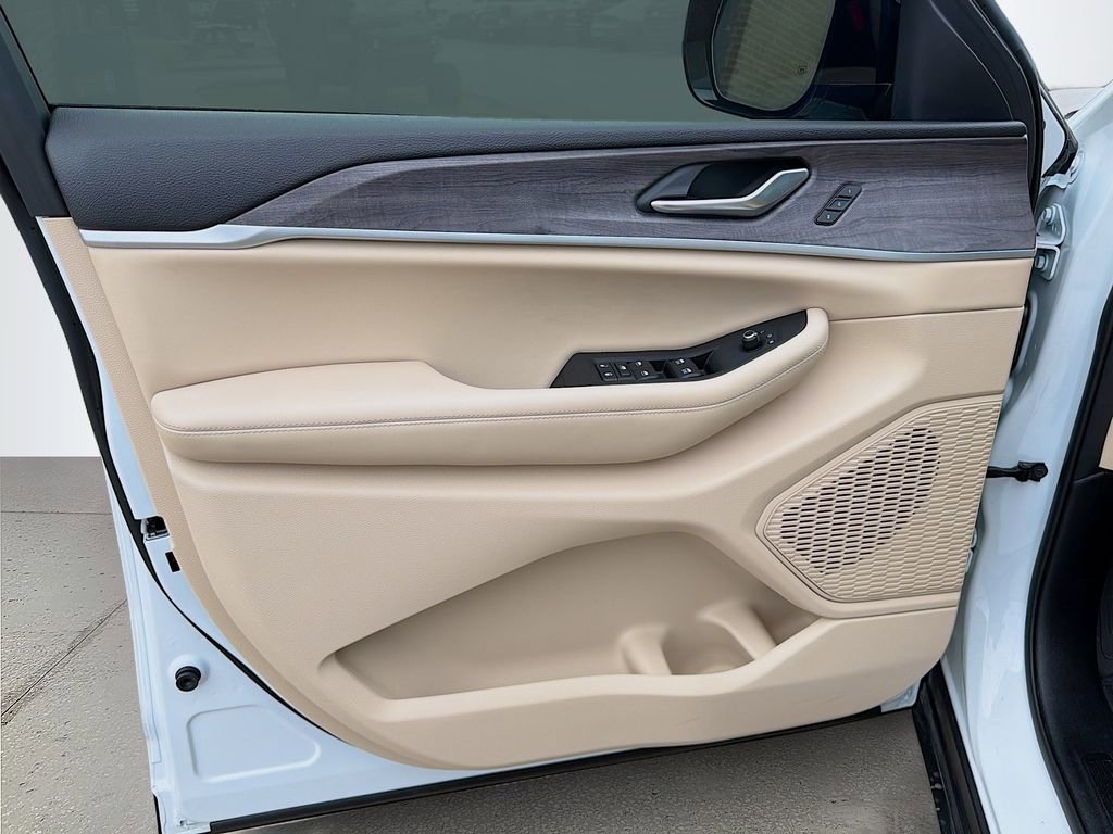 Used 2023 Jeep Grand Cherokee Limited w/ Luxury Tech Group II RWD image 24