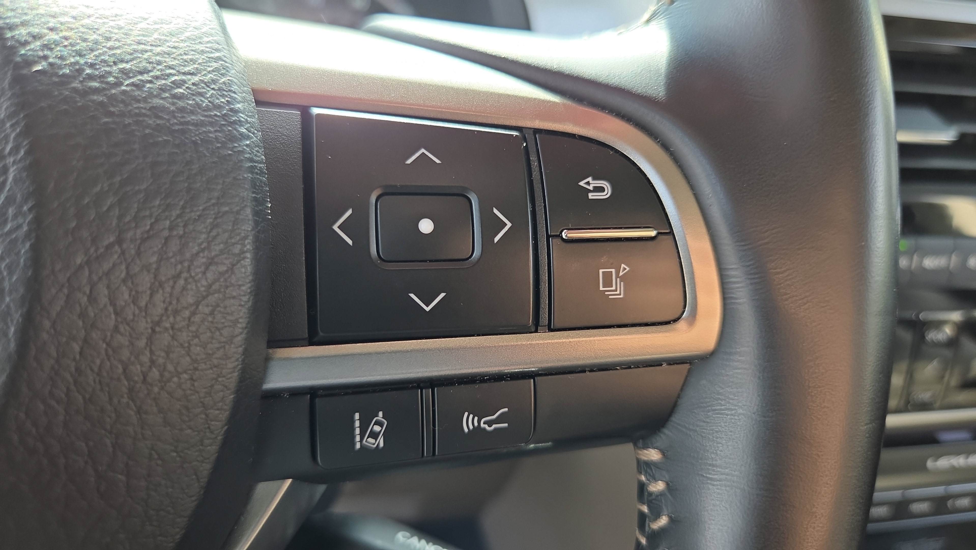 Used 2023 Lexus GX 460 Luxury w/ Accessory Package AWD/4WD image 25