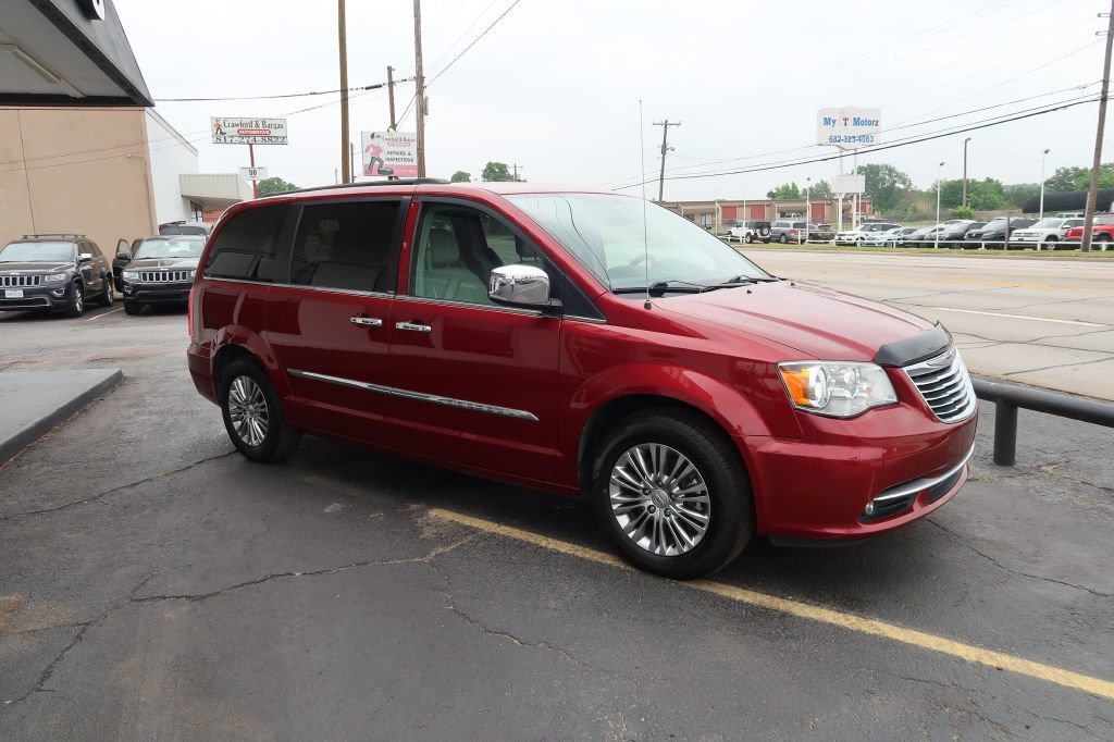 Used 2013 Chrysler Town & Country Touring-L w/ Driver Convenience Group FWD image 2