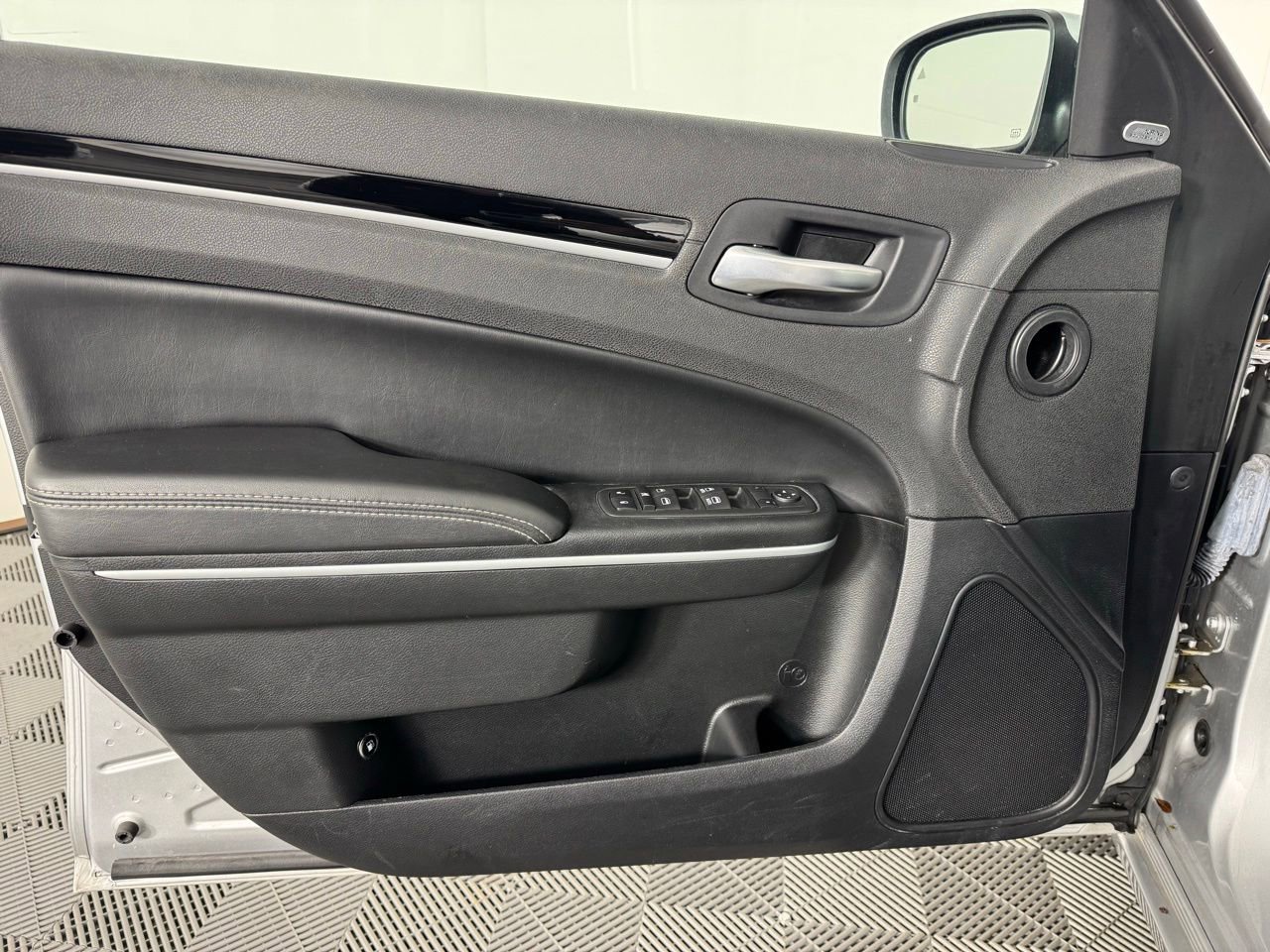 Used 2023 Chrysler 300 S RWD image 9