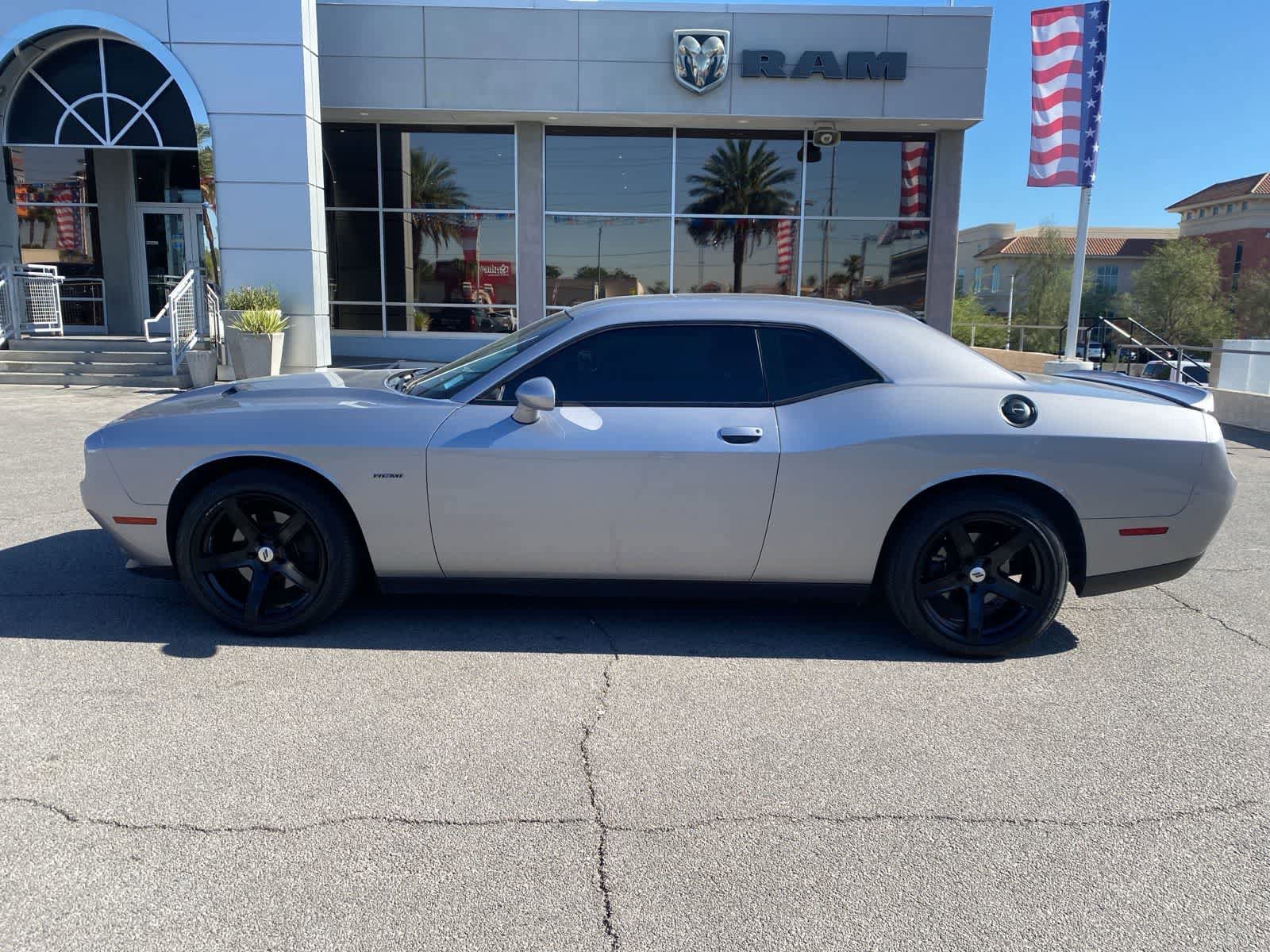 Used 2018 Dodge Challenger R/T RWD image 9
