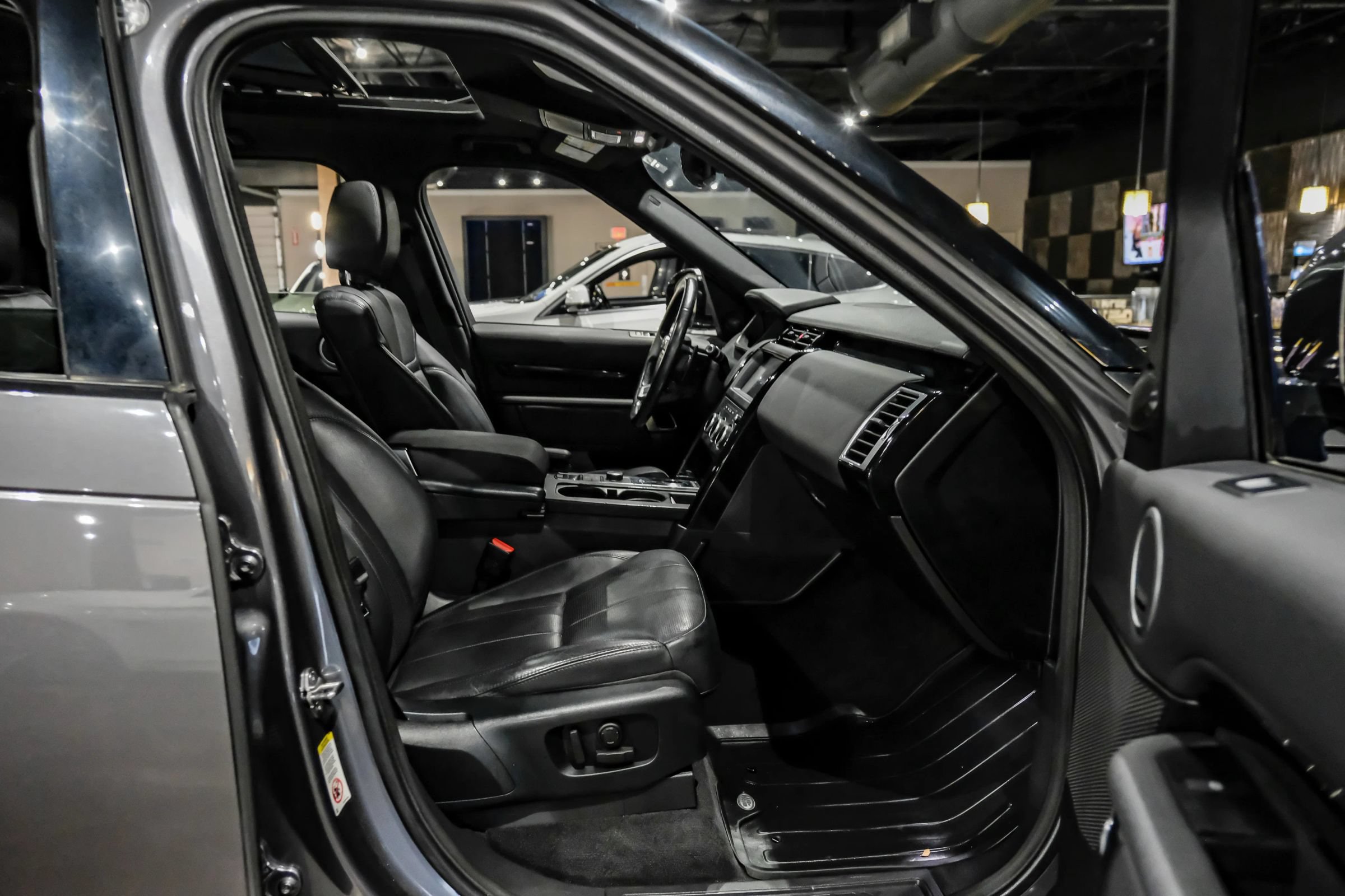 Used 2018 Land Rover Discovery SE AWD/4WD image 34