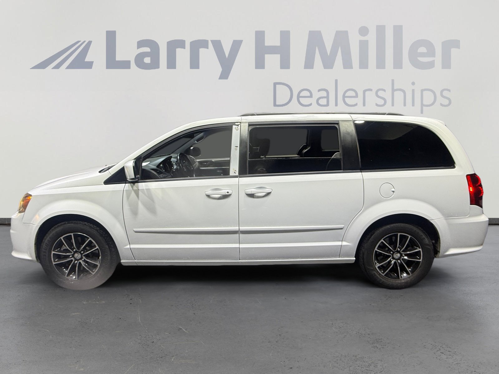 Used 2016 Dodge Grand Caravan R/T FWD image 2