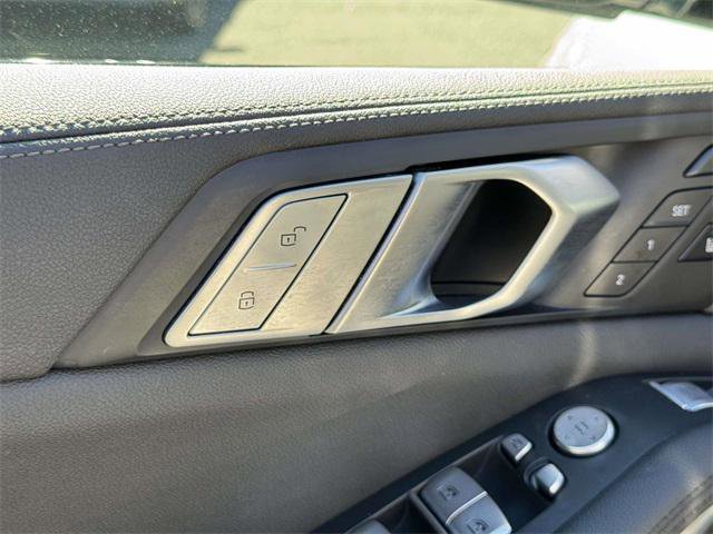 Used 2022 BMW X7 xDrive40i w/ Parking Assistance Package image 16