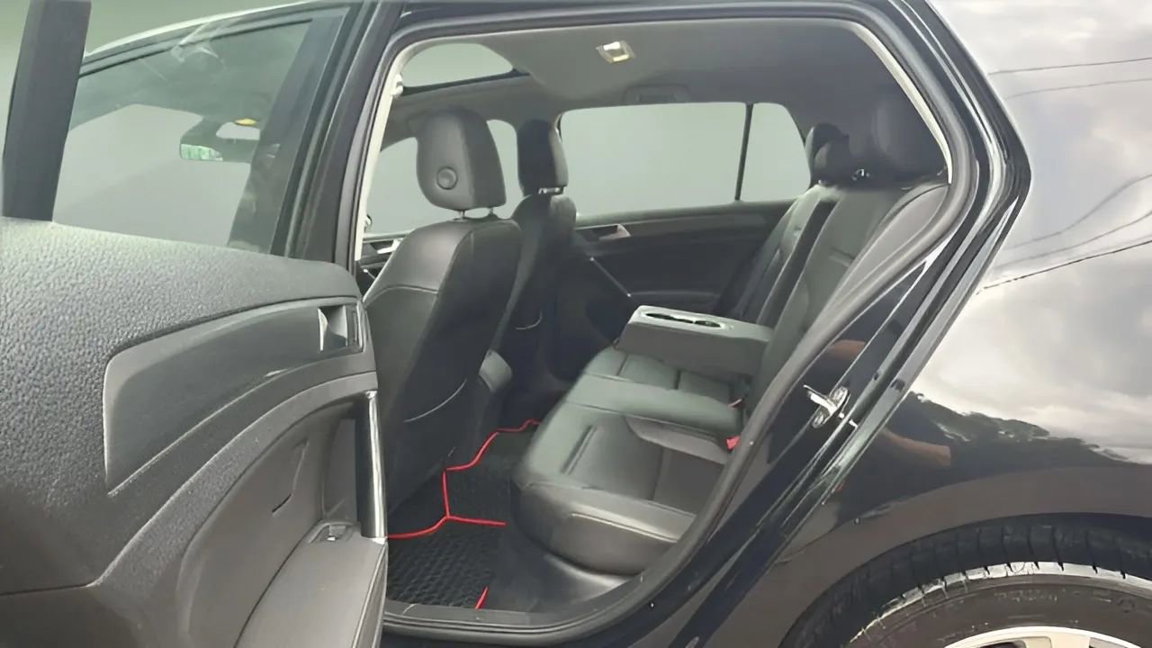 Used 2021 Volkswagen Golf 4-Door image 40