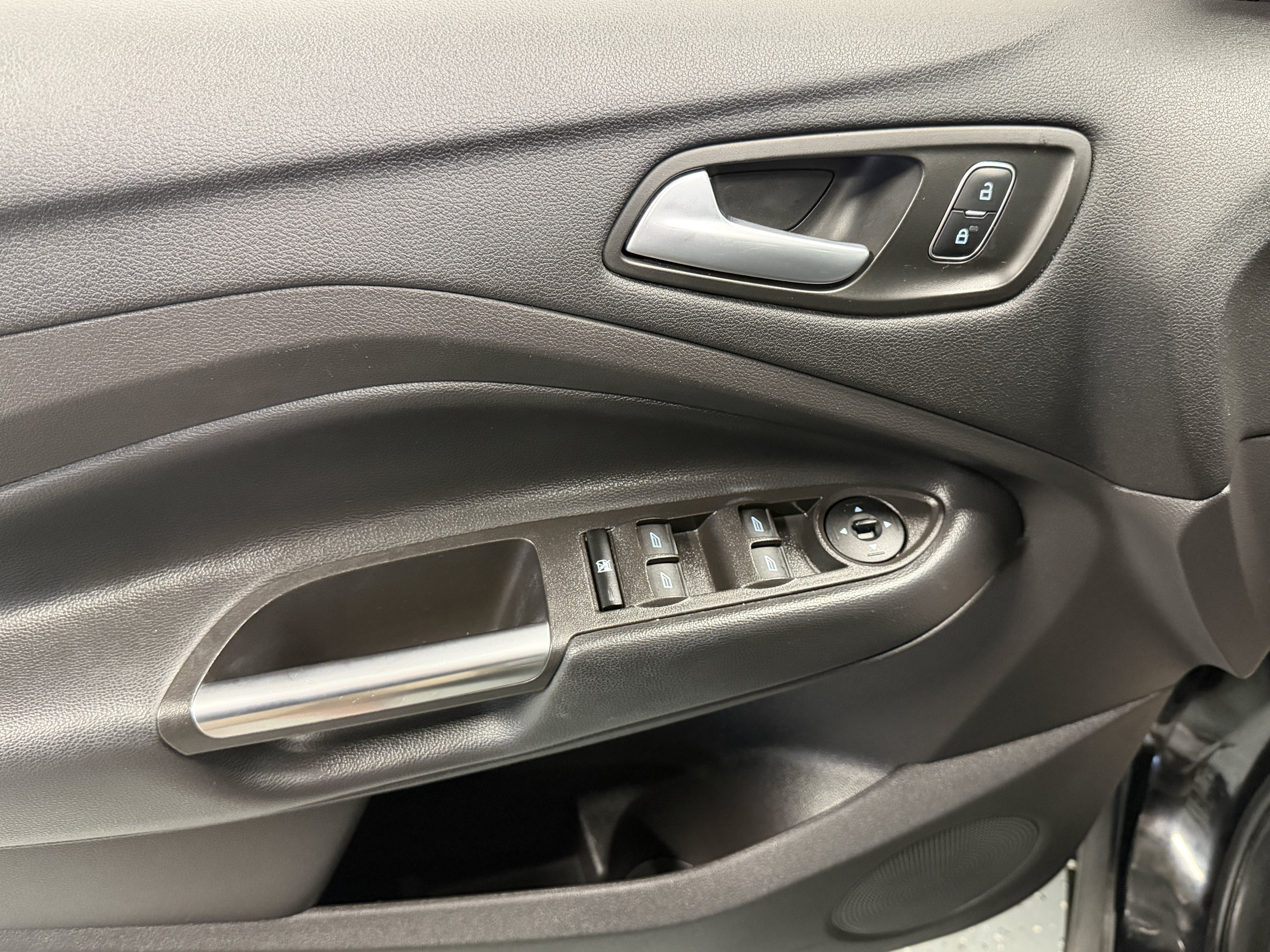 Used 2018 Ford Escape SE w/ SE SYNC Package FWD image 16