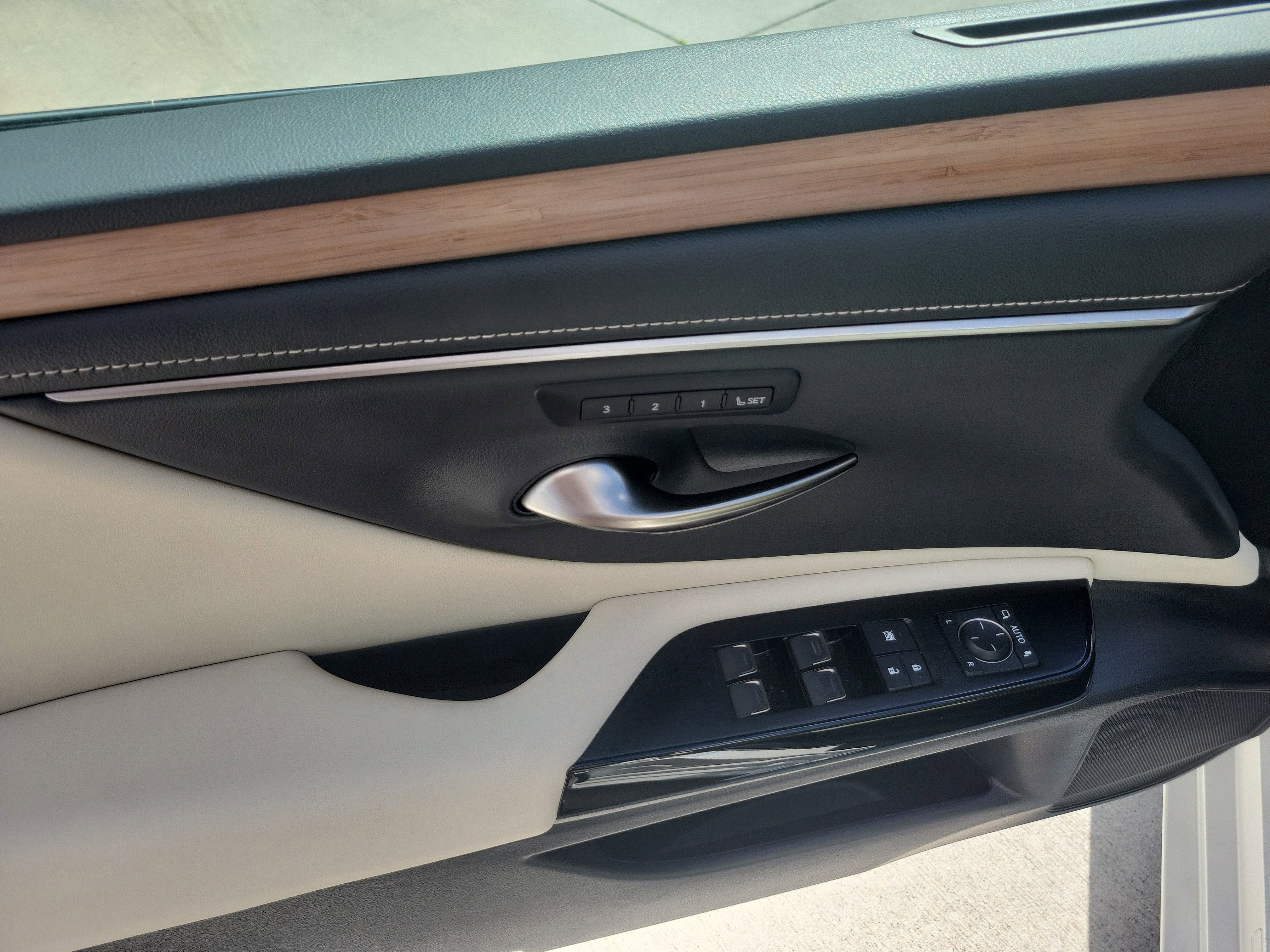 Used 2024 Lexus ES 250 w/ Premium Package image 18