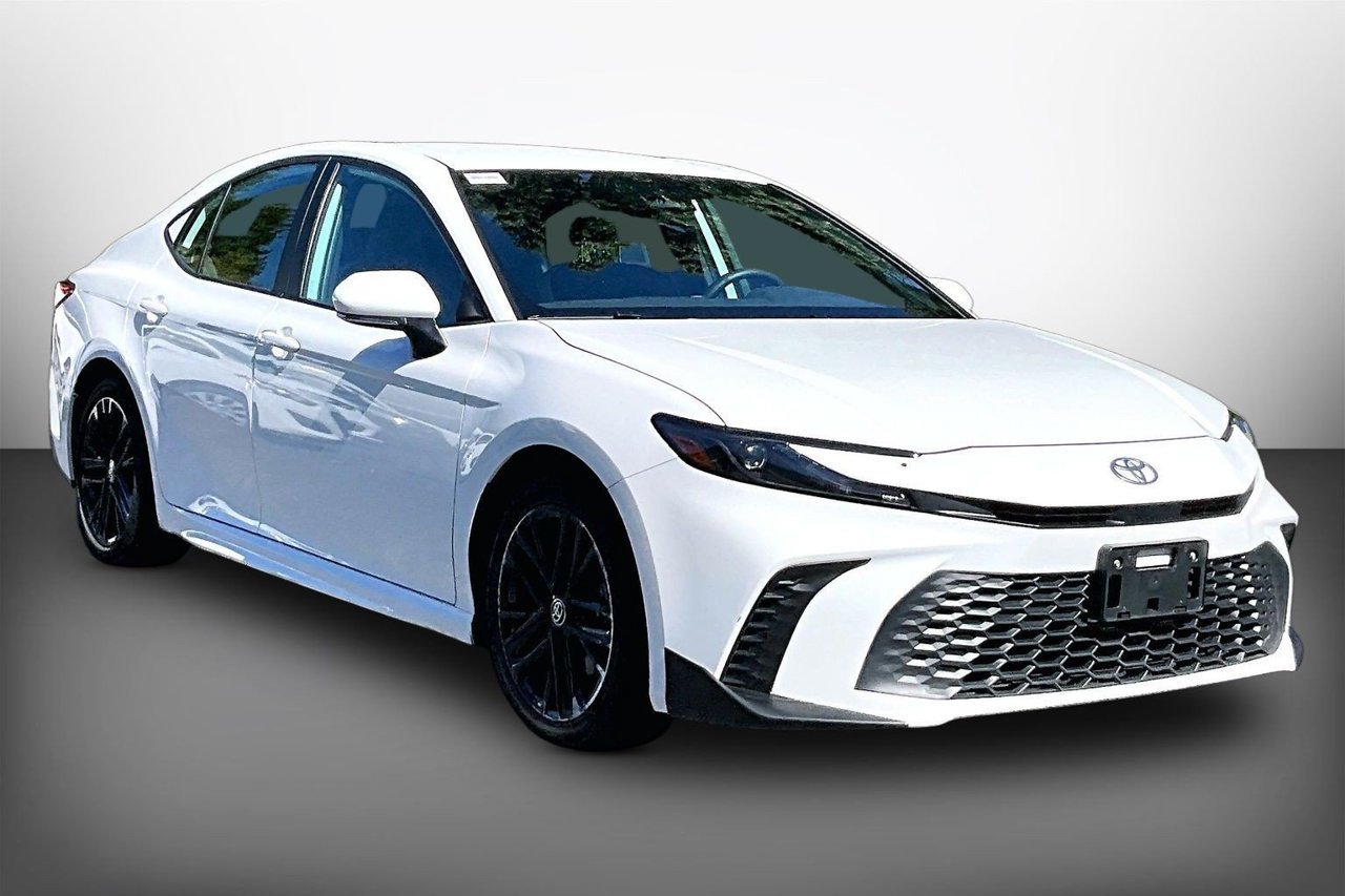 Used 2025 Toyota Camry SE FWD image 2