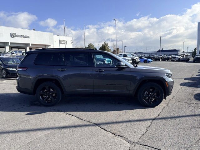 Used 2023 Jeep Grand Cherokee L Laredo image 2