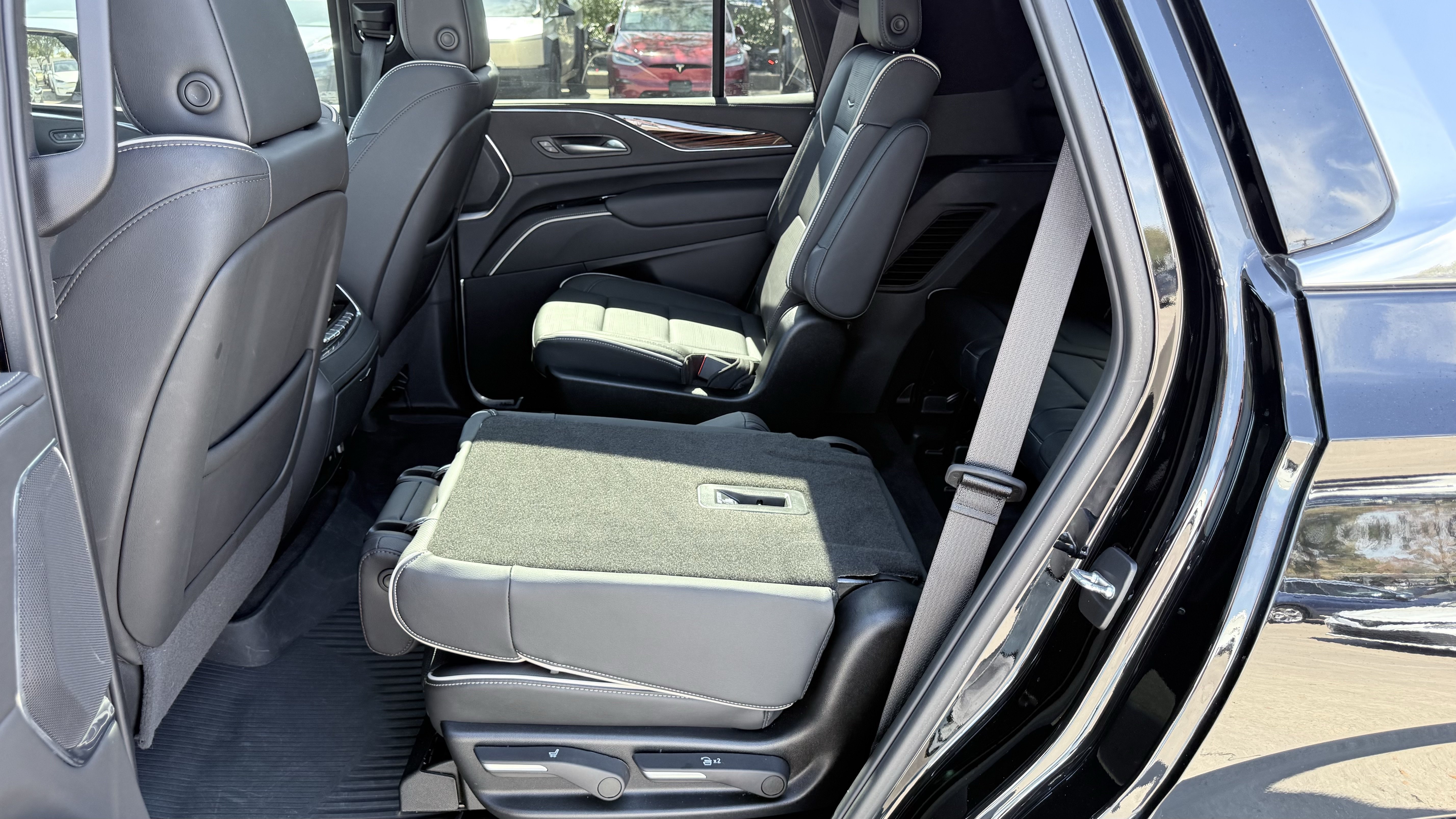 Used 2024 Cadillac Escalade Premium Luxury w/ Performance Package AWD/4WD image 47