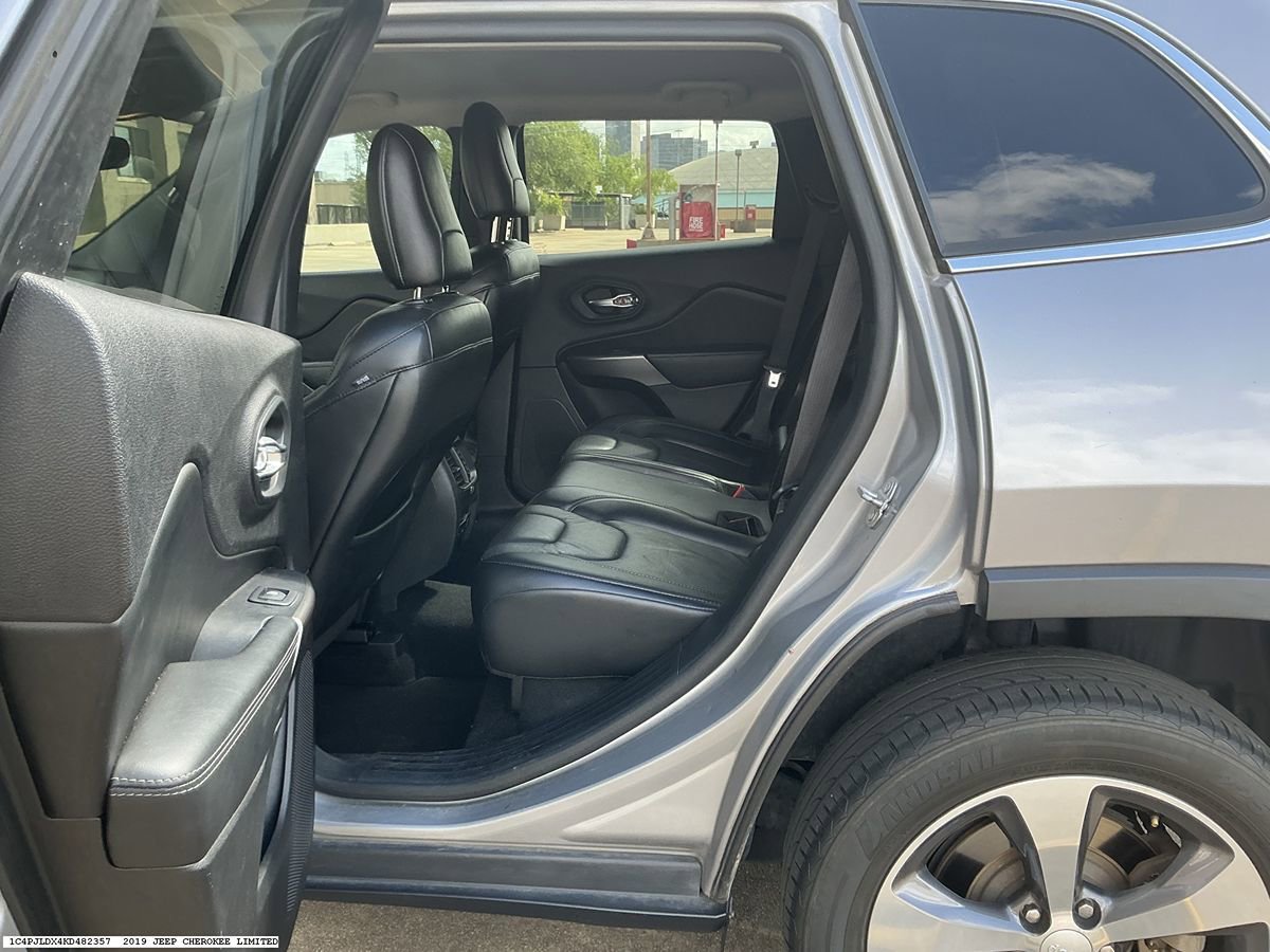 Used 2019 Jeep Cherokee Limited w/ Technology Group image 10