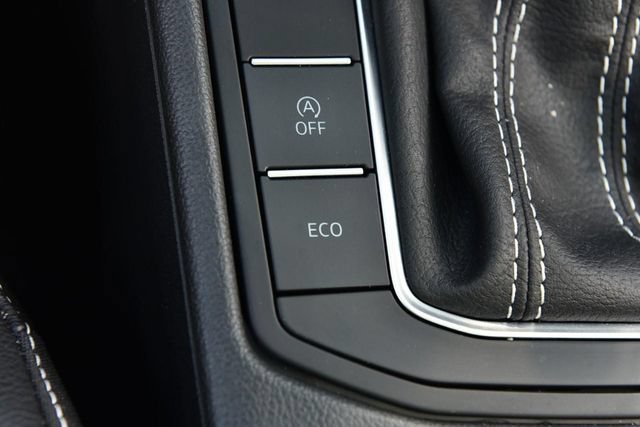 Certified 2025 Volkswagen Jetta SE w/ Sunroof Package FWD image 18