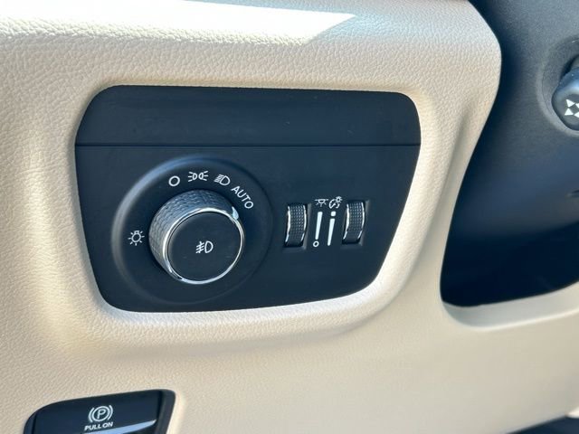 Used 2023 Jeep Grand Cherokee Limited w/ Luxury Tech Group II image 41