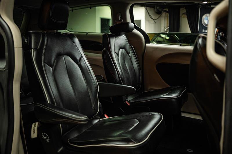 Used 2023 Chrysler Pacifica Limited image 12