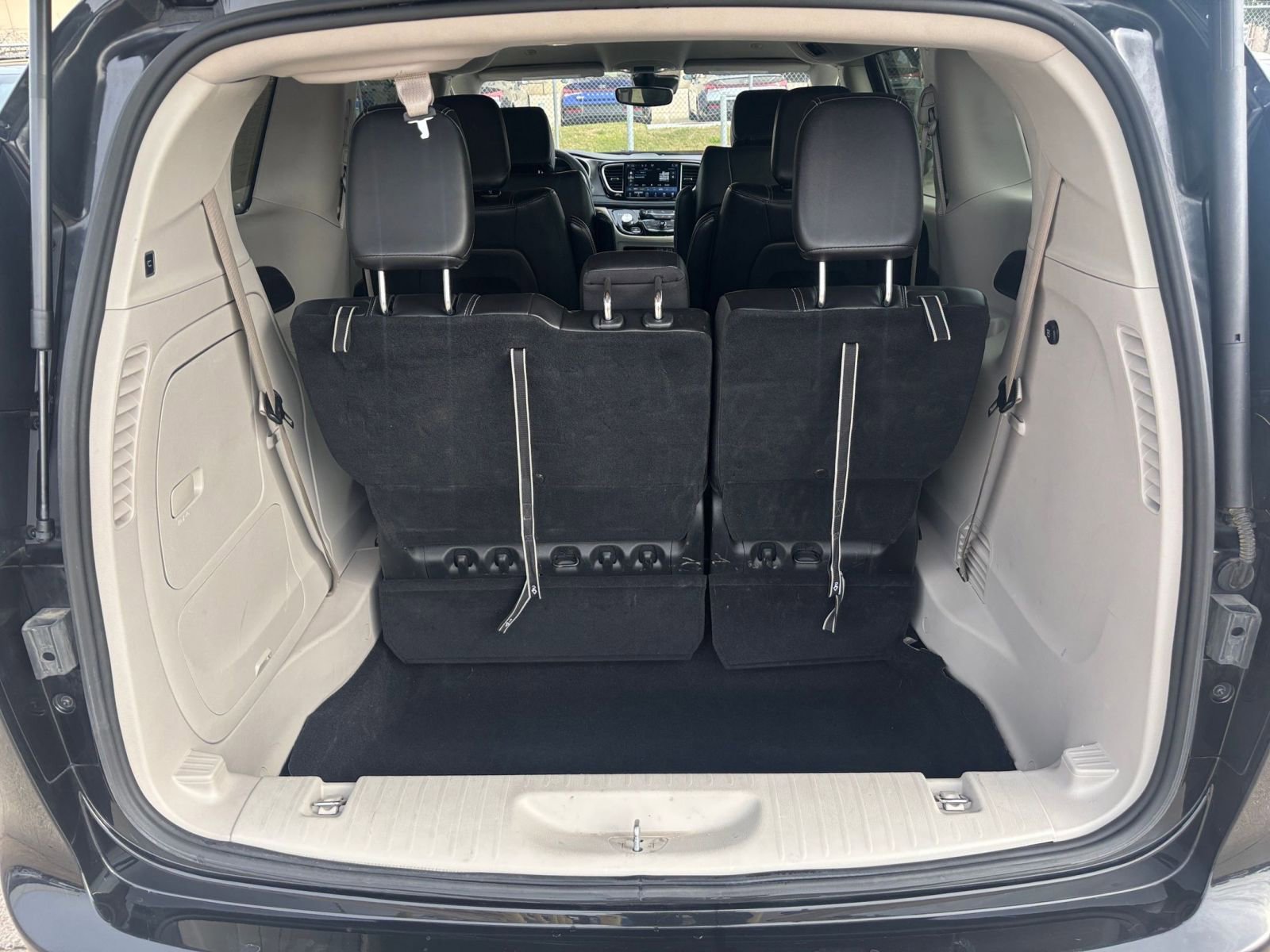 Used 2023 Chrysler Pacifica Touring-L image 32