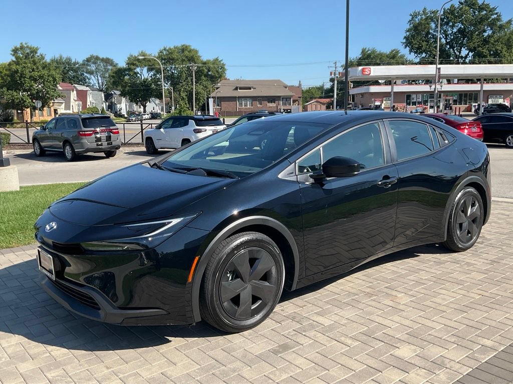 Used 2025 Toyota Prius LE FWD image 4