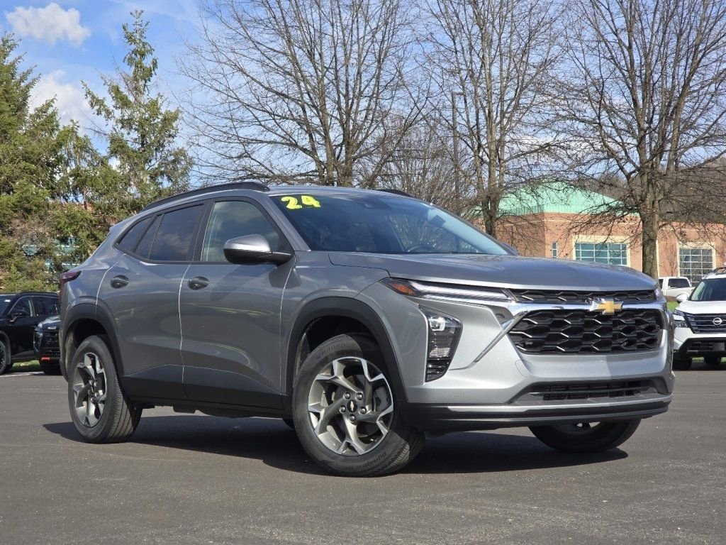 Used 2024 Chevrolet Trax LT w/ Driver Confidence Package image 2