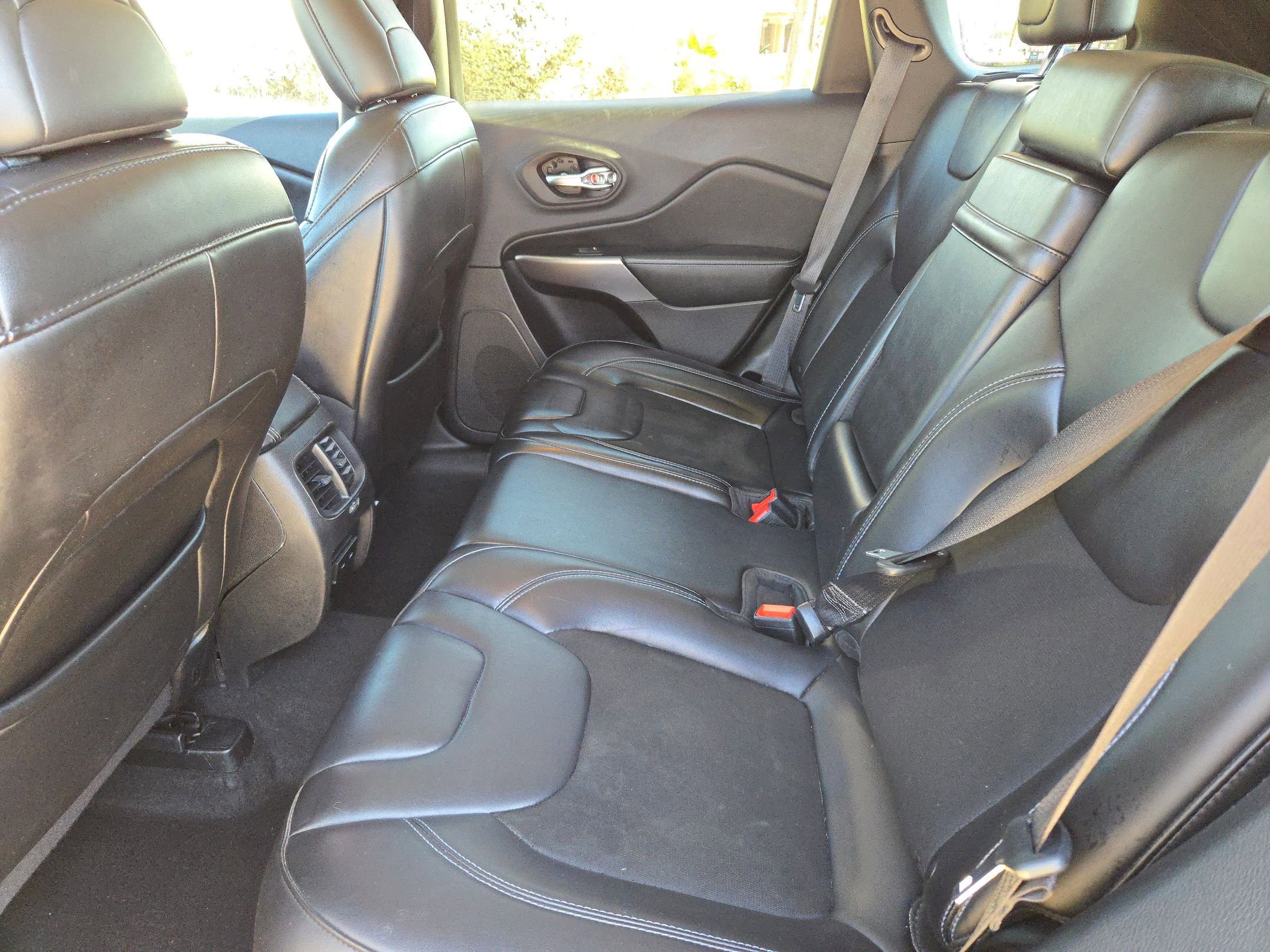 Used 2019 Jeep Cherokee Latitude Plus FWD image 13