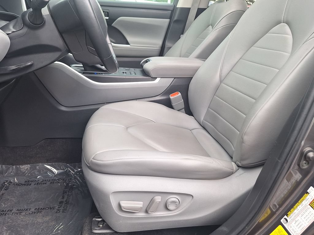 Used 2023 Toyota Highlander XLE AWD/4WD image 10
