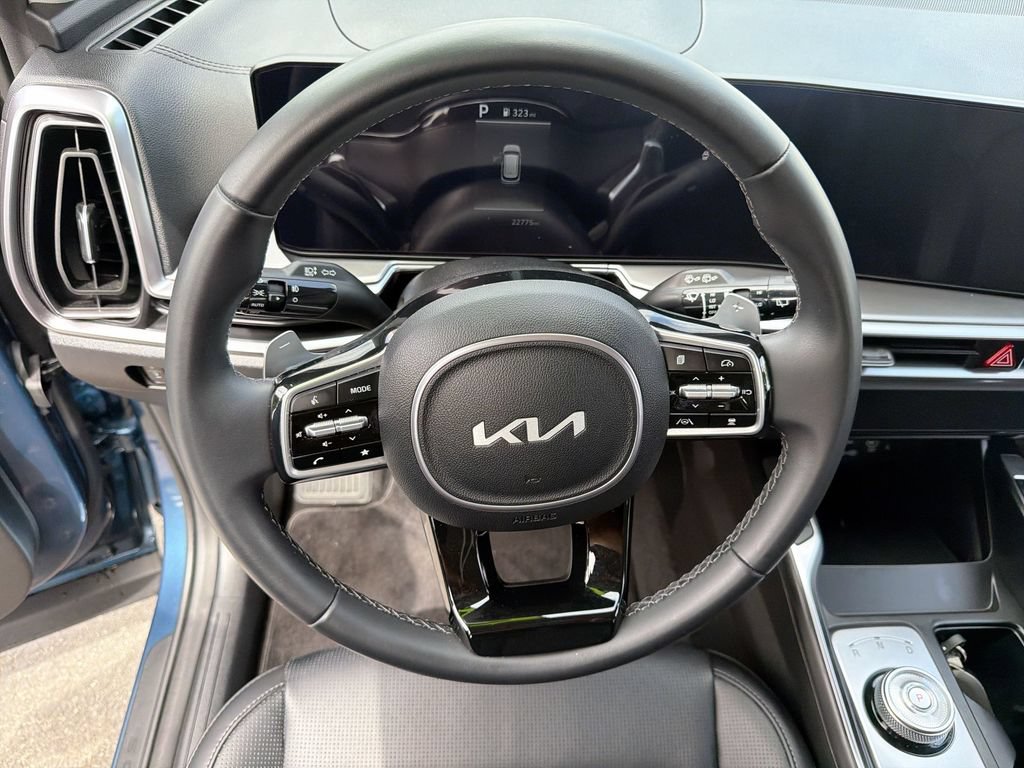 Used 2025 Kia Sorento EX w/ EX Panoramic Sunroof Package FWD image 11