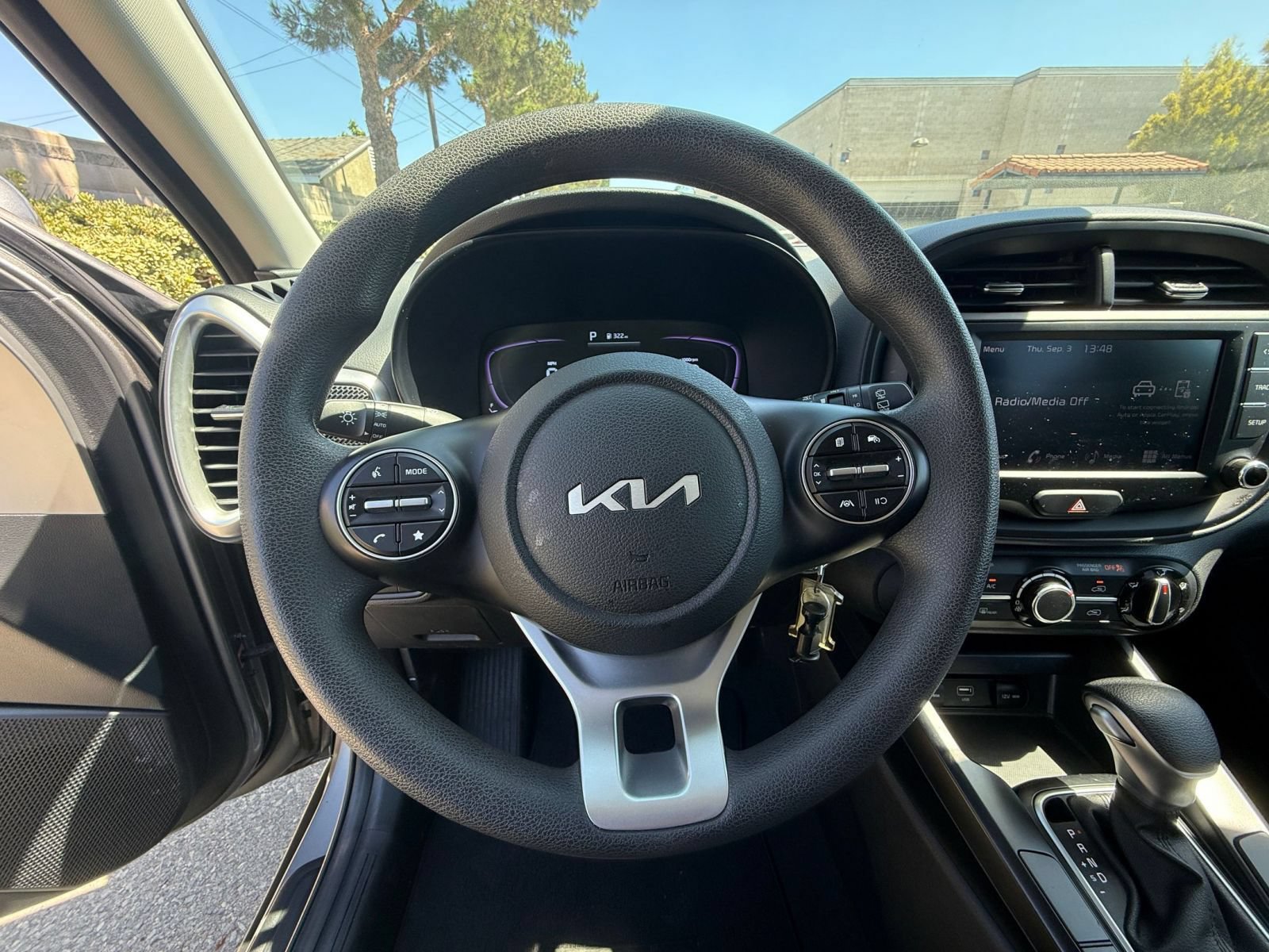 Used 2025 Kia Soul LX w/ LX Technology Package FWD image 24