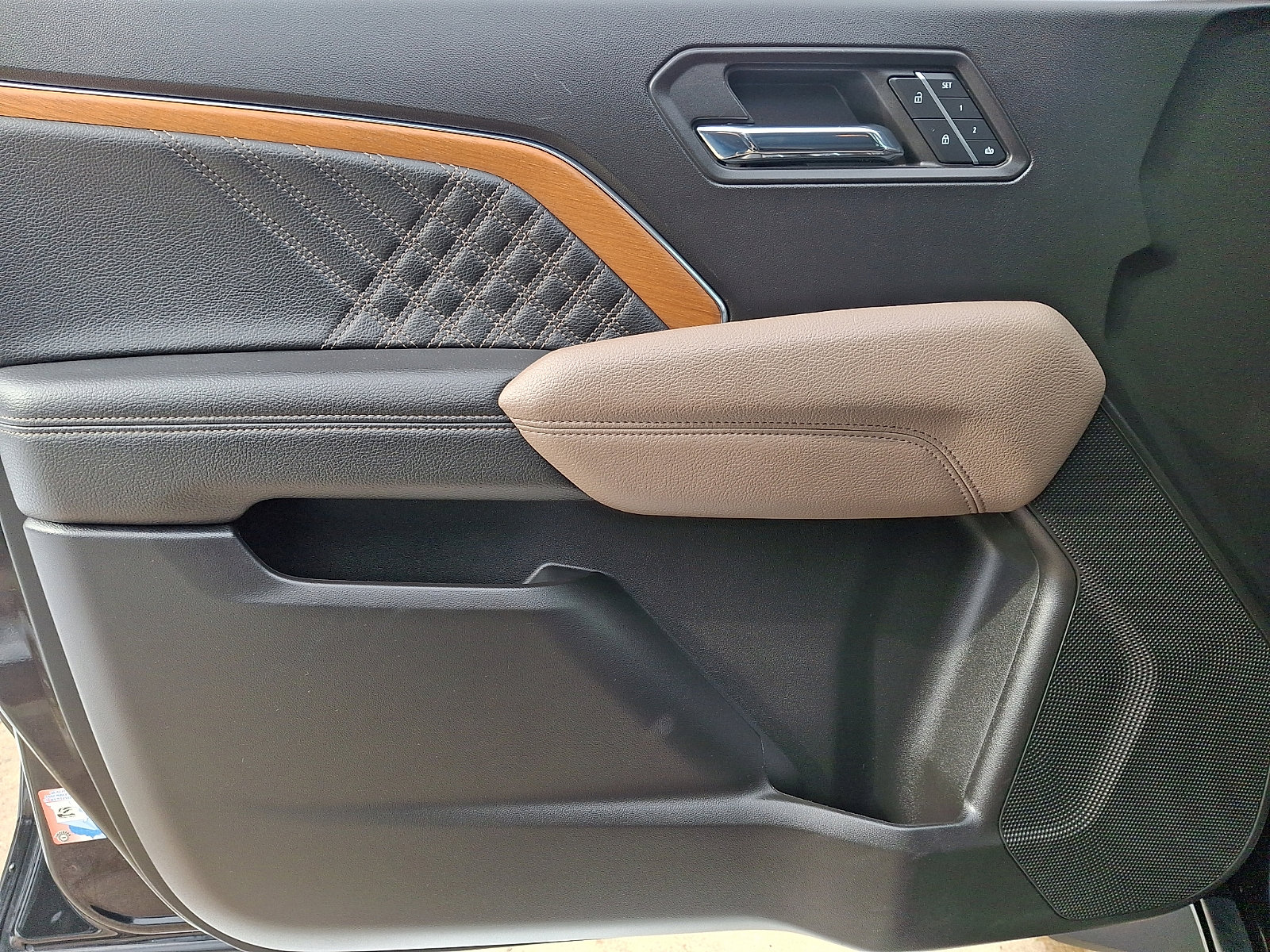 Used 2023 GMC Canyon Denali w/ Denali Black Edition image 13