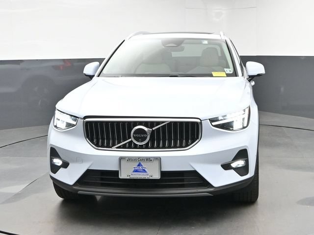 Used 2025 Volvo XC40 B5 Plus AWD/4WD image 3