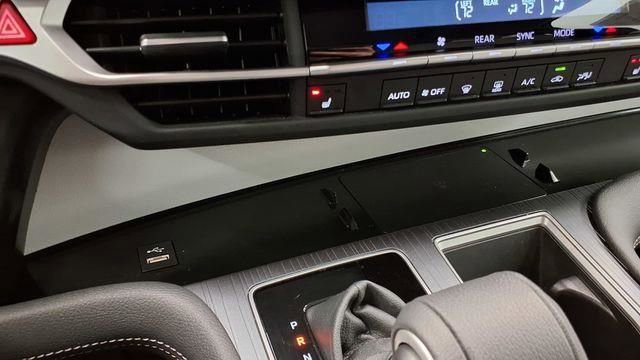 Used 2025 Toyota Sienna XLE image 33
